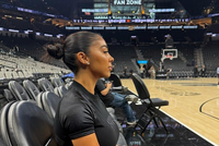 索汉网红女友晒观赛照：又是一场比赛 又换了一套造型