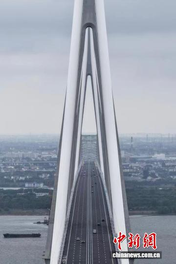 2025年9月9日，世界最大跨度斜拉桥常泰长江大桥通车。中新网记者 泱波 摄