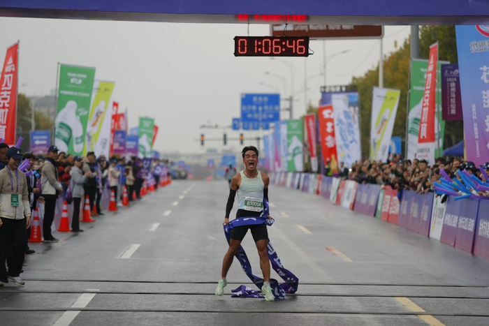 　　温敏作为职业跑者，目前暂时没有品牌签约，所以他需要依靠比赛奖金以外的其他收入来支持自己的生活。