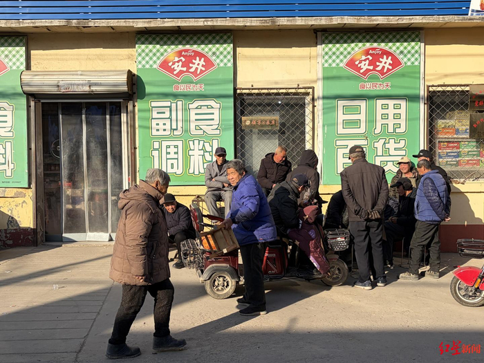 ▲石家庄某塔口社区街边晒太阳的村民 付垚/摄