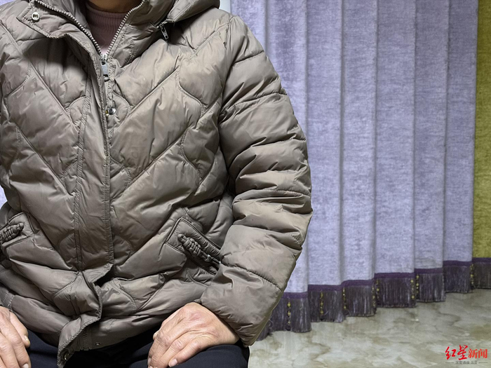 ▲村民在家里穿着厚厚的冬衣 付垚/摄