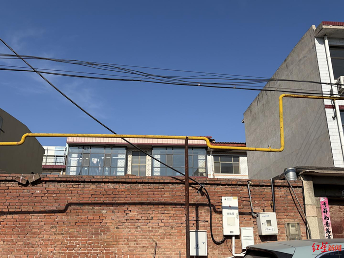 ▲村庄中的天然气管道 付垚/摄