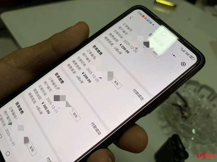 ▲霍师傅说，需要每周充值200至300元燃气费，才能维持家里比较温暖的状态 付垚/摄