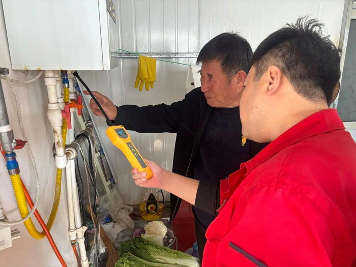 工作人员正在开展燃气入户安检工作。图源：新华社
