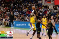 老头不老！詹姆斯三分+翻身后仰中投 开局4中3拿7分3板2助1帽了！