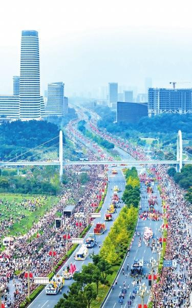 2025“河山添锦绣——文旅IP武汉城市大巡游”吸引近10万市民游客现场观看。 城市摄影队王玉明 摄