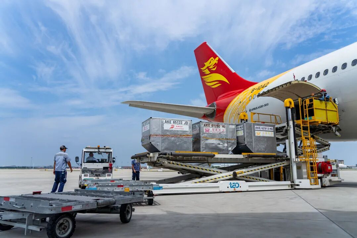 青岛机场工作人员保障全货机卸机作业