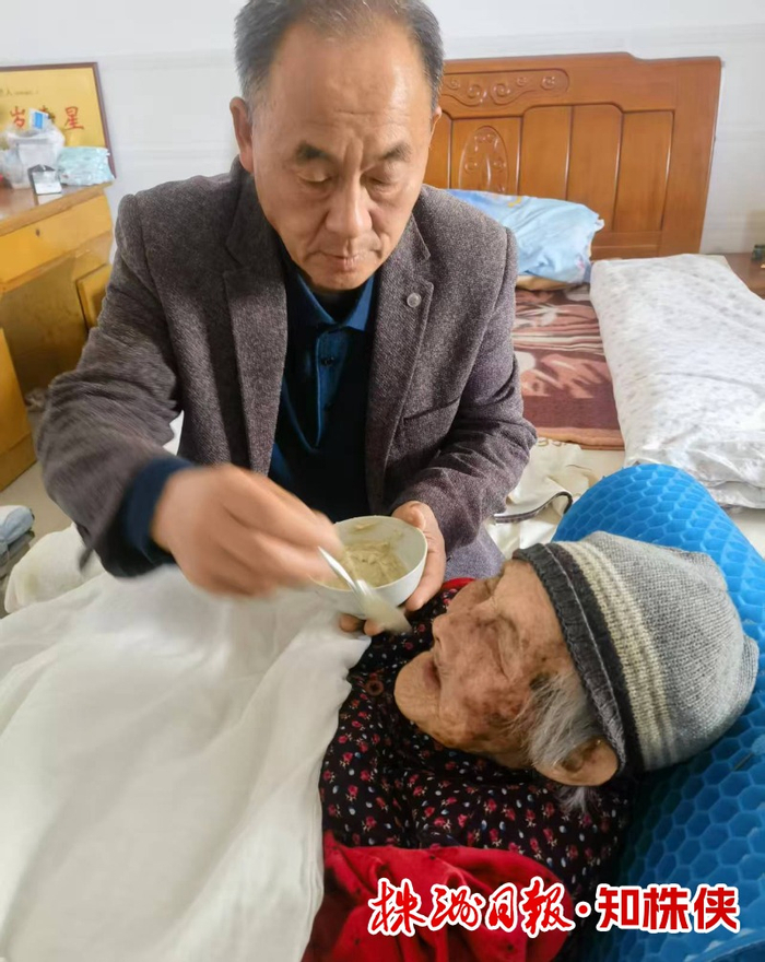 郭外明正在给岳母喂饭。受访者供图