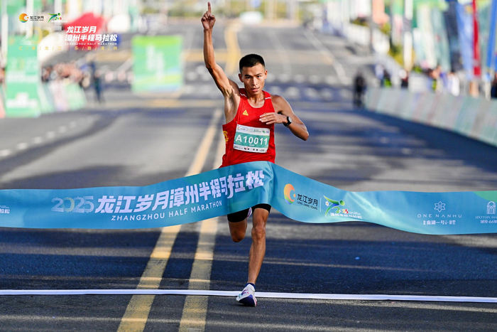 　　李政跃作为职业跑者，去年的个人最好成绩为2小时12分36秒，排在2025年中国男子选手的第19位。