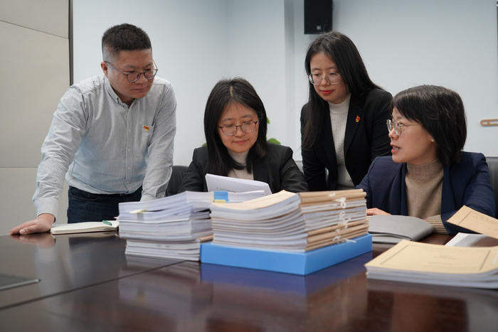 图为南京江北新区纪检监察工委工作人员围绕案情进行研讨。 周青 摄