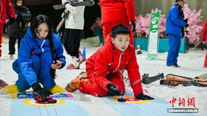 小朋友在浙江温州文成县一室内滑雪场体验冰壶。戚款 摄