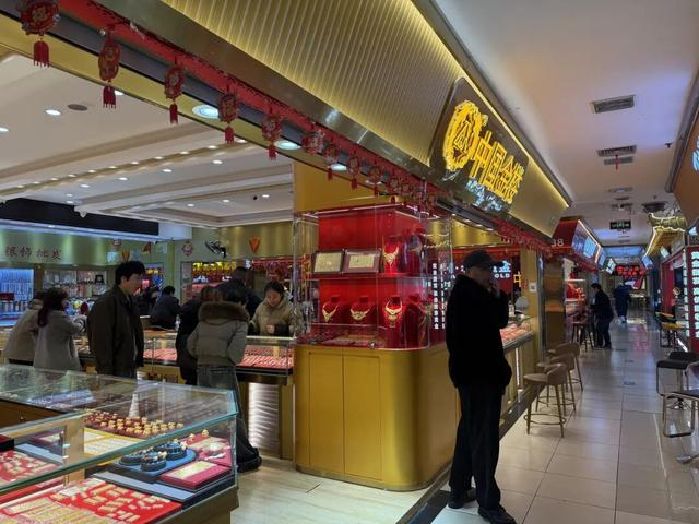 线下选购黄金的顾客 潮新闻记者 于瓅 摄 