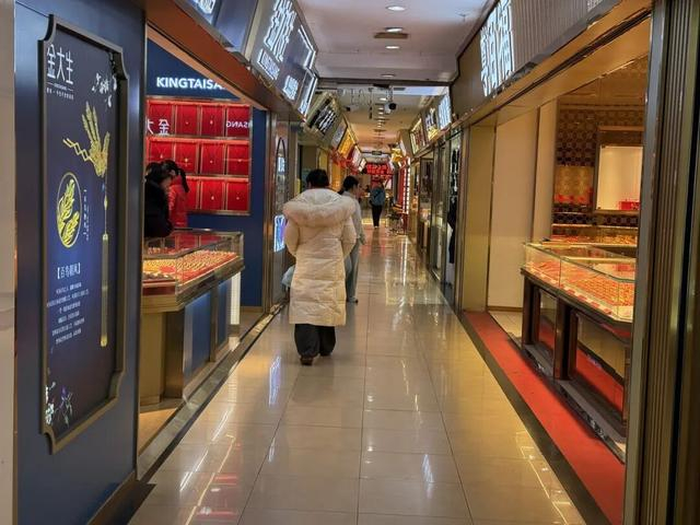 上午记者抵达市场时人流 潮新闻记者 于瓅 摄 