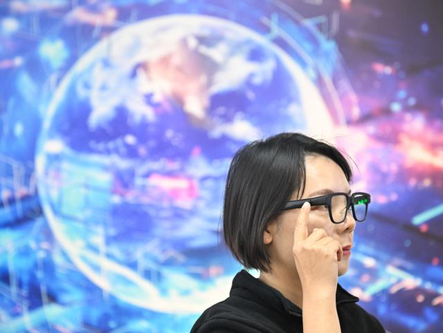 12月4日，在“AI·镜界—南京人工智能生态街区”，工作人员展示一款AI眼镜。 新华社记者 季春鹏 摄