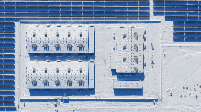 三峡集团新疆吉木萨尔全钒液流储能电站厂房。