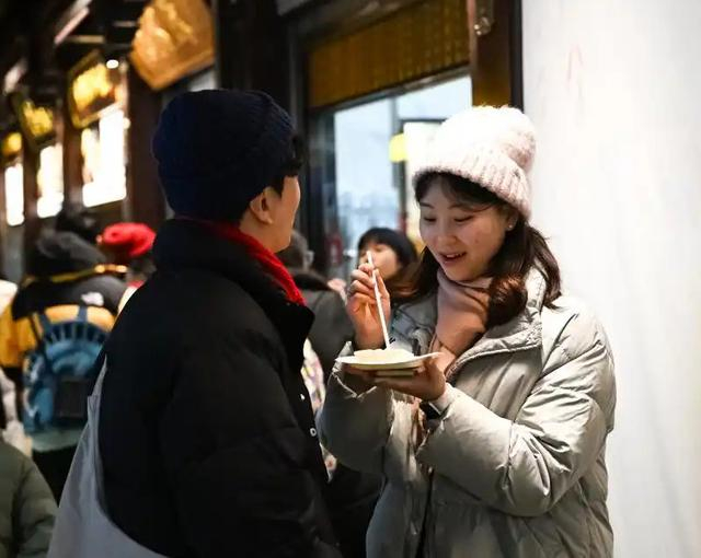韩国游客在上海豫园商城品尝特色美食。图源：新华社
