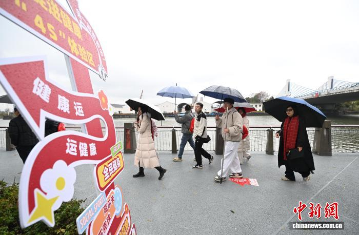 1月1日，浙江杭州，市民在中国大运河边健走。王刚 摄