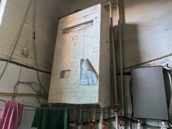 被泡沫箱包裹的闲置壁挂炉