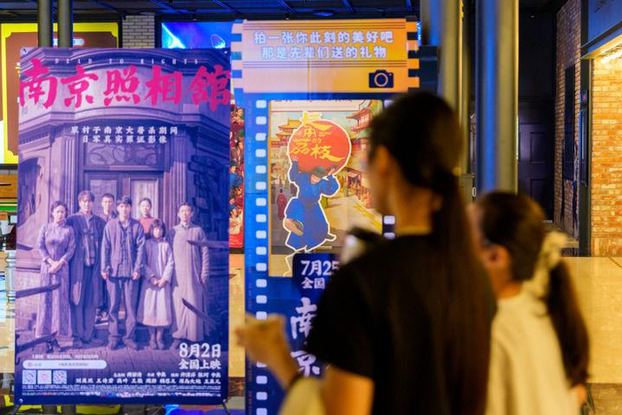 △2025年8月，江苏南京，观众在电影院等待入场。