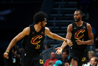 这传球有点功夫！小莫布里顺下腋下妙传 阿伦吃饼单臂暴扣！