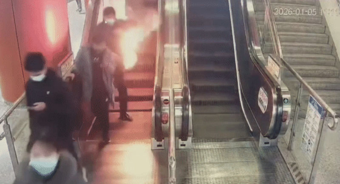 事发现场，乘客身上携带的充电宝起火。上海消防供图