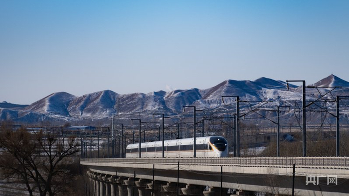 运行中的呼和浩特至北京高铁列车（央广网发  杨睿迪  摄）