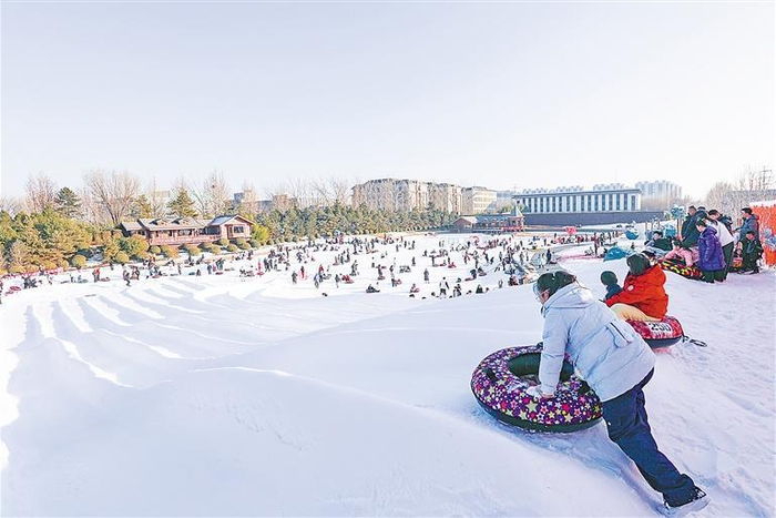     市民在金丰农科园乐享冰雪世界。 通讯员 安梓毓 摄