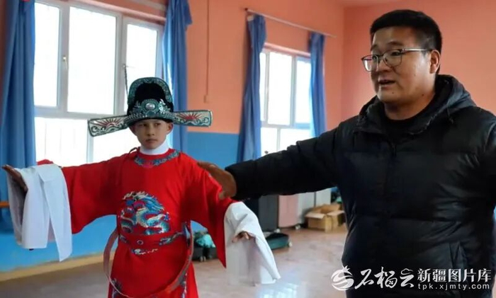 2025年12月10日，喀什地区巴楚县多来提巴格乡第一小学排练室，穆海麦提·艾萨跟老师张文斌正在排练