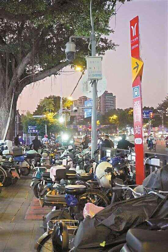 ■滘口地铁站附近，一些电动自行车因免费停车场内没有位置可停，而停在人行道上。