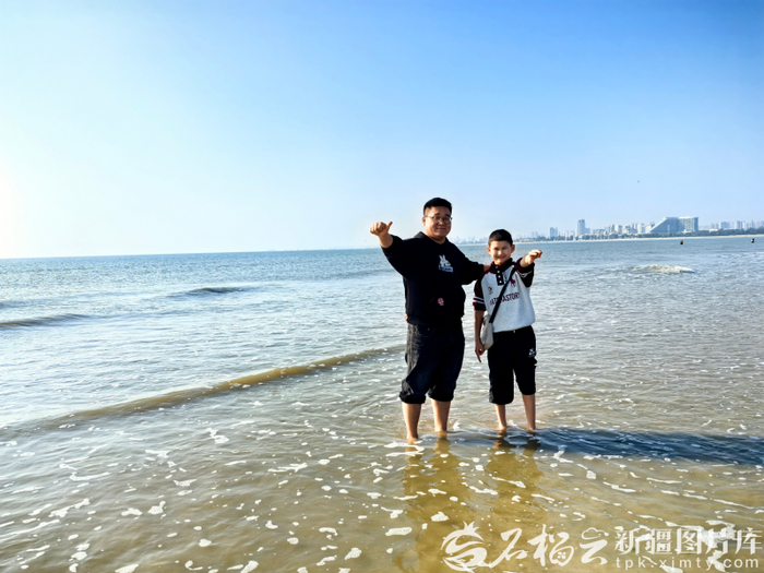 1月4日，在广西南宁，张文斌和穆海麦提在录制节目间隙去海边玩耍。受访者供图
