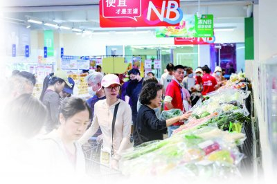 市民在建邺万达广场超盒算NB店购物。南京日报/紫金山新闻记者 段仁虎 摄