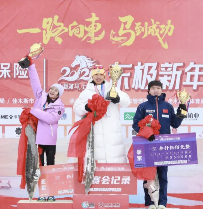 　　张水华在黑龙江赢得2026年的第一个马拉松冠军。 图片来源：光明网