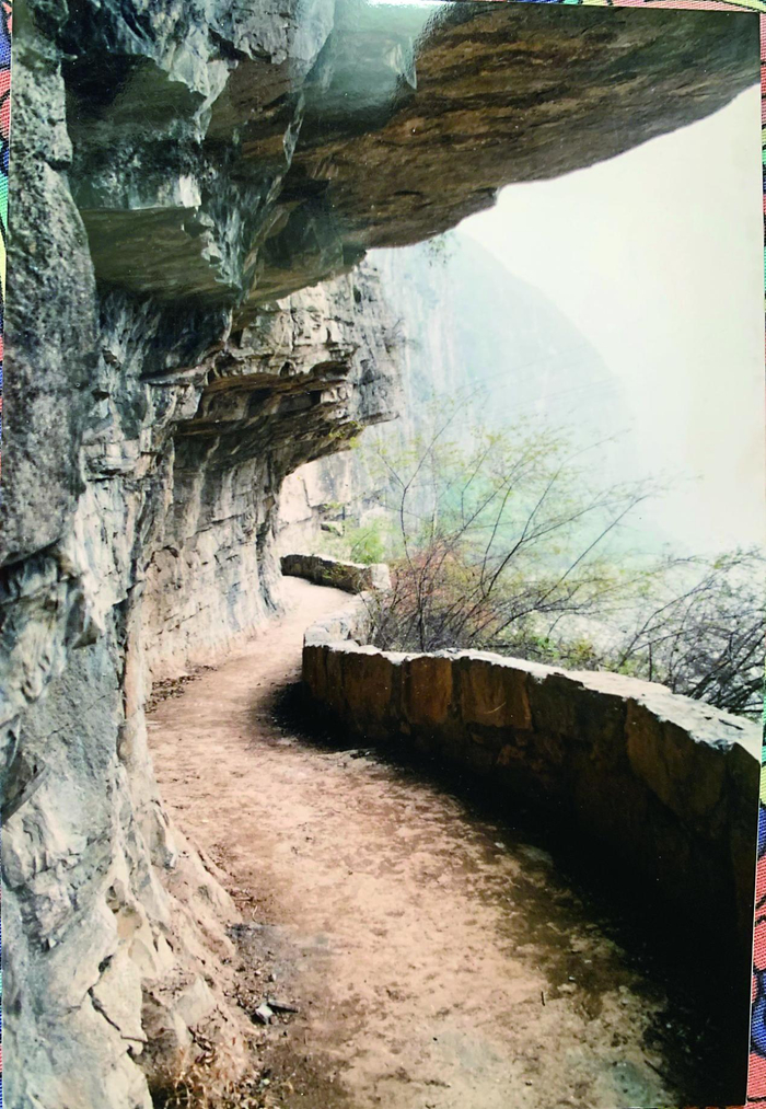     瞿塘峡夔门段古栈道