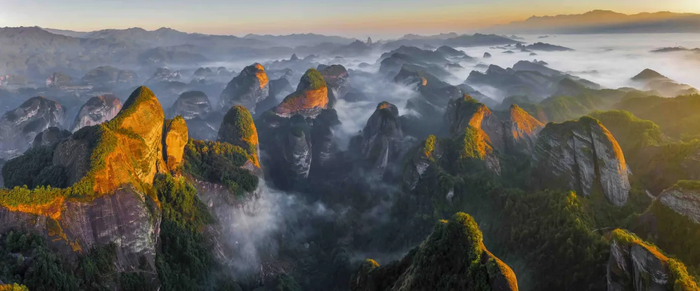 崀山“鲸鱼闹海”景观。肖云良 摄