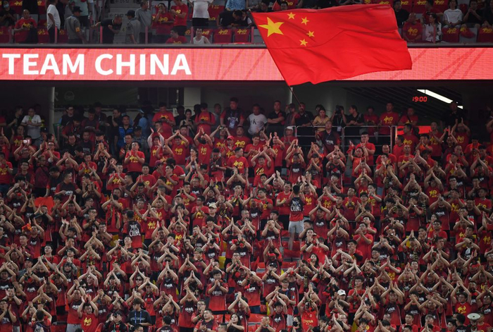 2025年9月9日，中国队球迷在U23亚洲杯预选赛比赛前加油助威。 新华社记者 李一博 摄