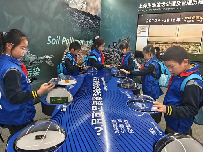上海建平临港小学组织学生走进上海城投老港基地的科普馆探秘城市垃圾处理 杨建正 摄