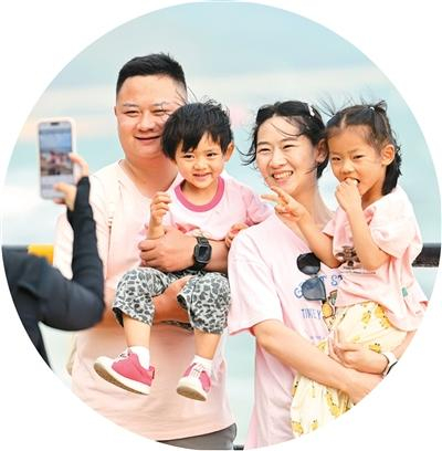 1月2日，家长带着孩子在三亚南山文化旅游区合影留念。陈文武摄（人民图片）