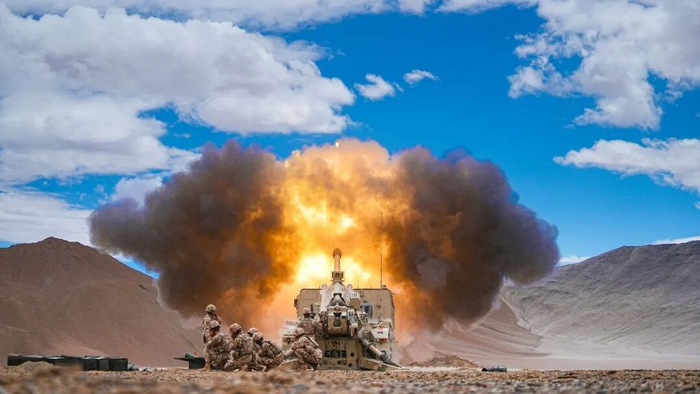 　　加榴炮分队对目标进行火力打击