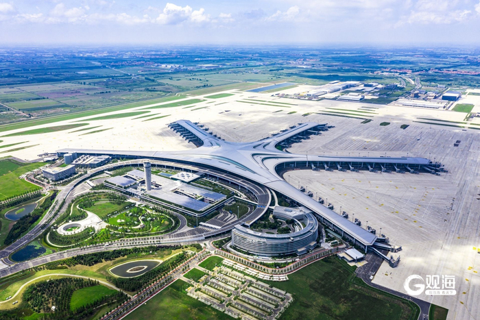 航拍青岛胶东国际机场。
