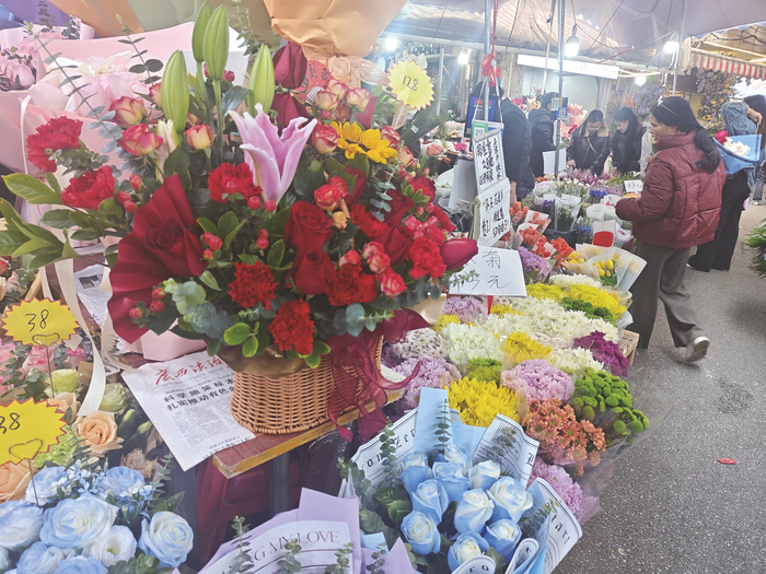     在七星路一巷古祠花街，市民正在选购鲜花。    本报记者黎兆齐 摄