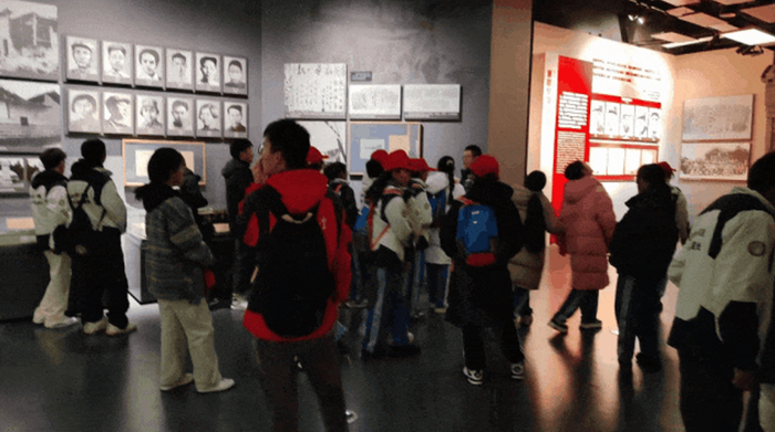 （新四军纪念馆工作人员给游客讲解）