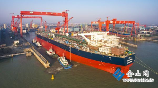 超大型油轮“韩通373”轮在新韩通船厂缓缓出坞。黄帅 孙世权 摄影报道