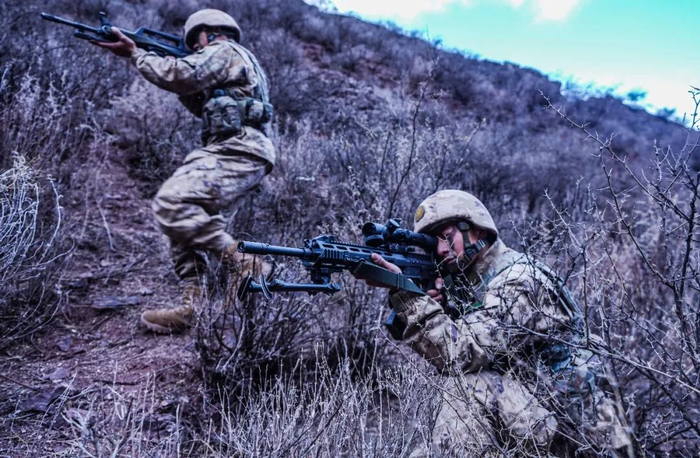 　　“老虎营”官兵进行对抗演习