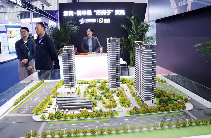 图为参观者在第二十二届住博会上参观。（资料照片）