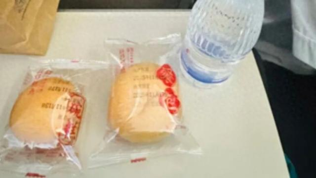 东航餐食过于简单遭吐槽?有乘客称“仅收到一包20克花生米”,最新回应|中国东方航空|航班|航线|矿泉水|新民晚报_手机新浪网
