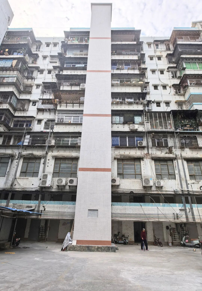 △ 高协楼B栋新装的电梯。肇庆市融媒体中心记者 戴福钿 摄