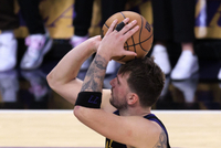 东契奇生涯至今30次砍下35+三双 现役第一历史第2 仅次于大O