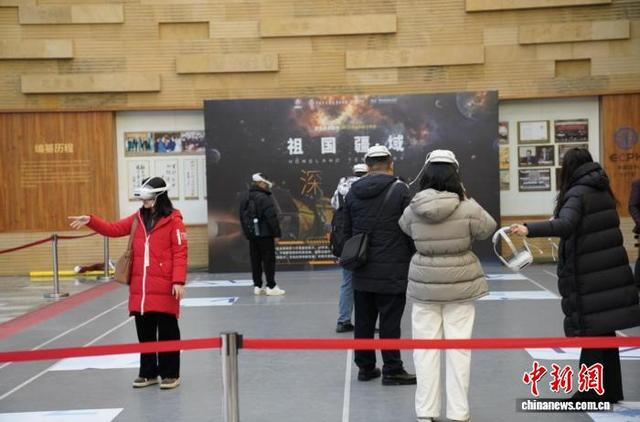 嘉宾现场体验百科奇妙世界XR沉浸式科普大空间项目。 出版社供图