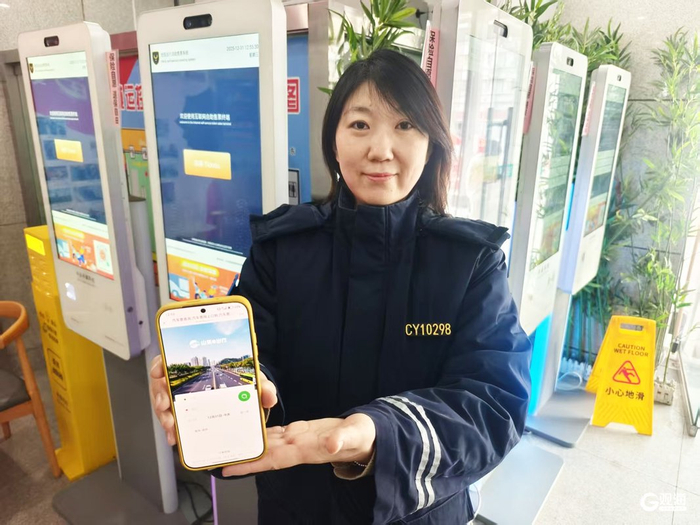 工作人员展示线上平台