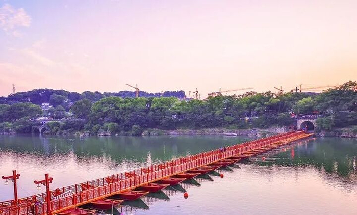 △徐霞客曾在零陵古城附近的渡口乘船过河，后世便将这一渡口称为“霞客渡”
